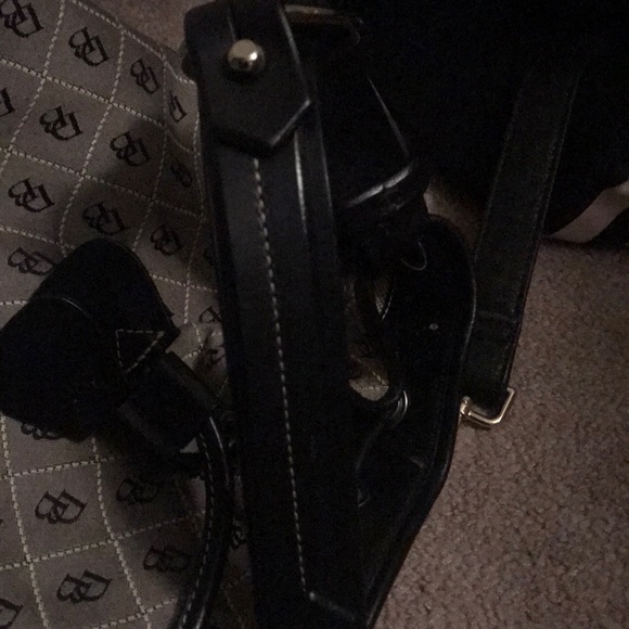 Dooney & Bourke Classic shoulder Bag - Picture 2 of 3